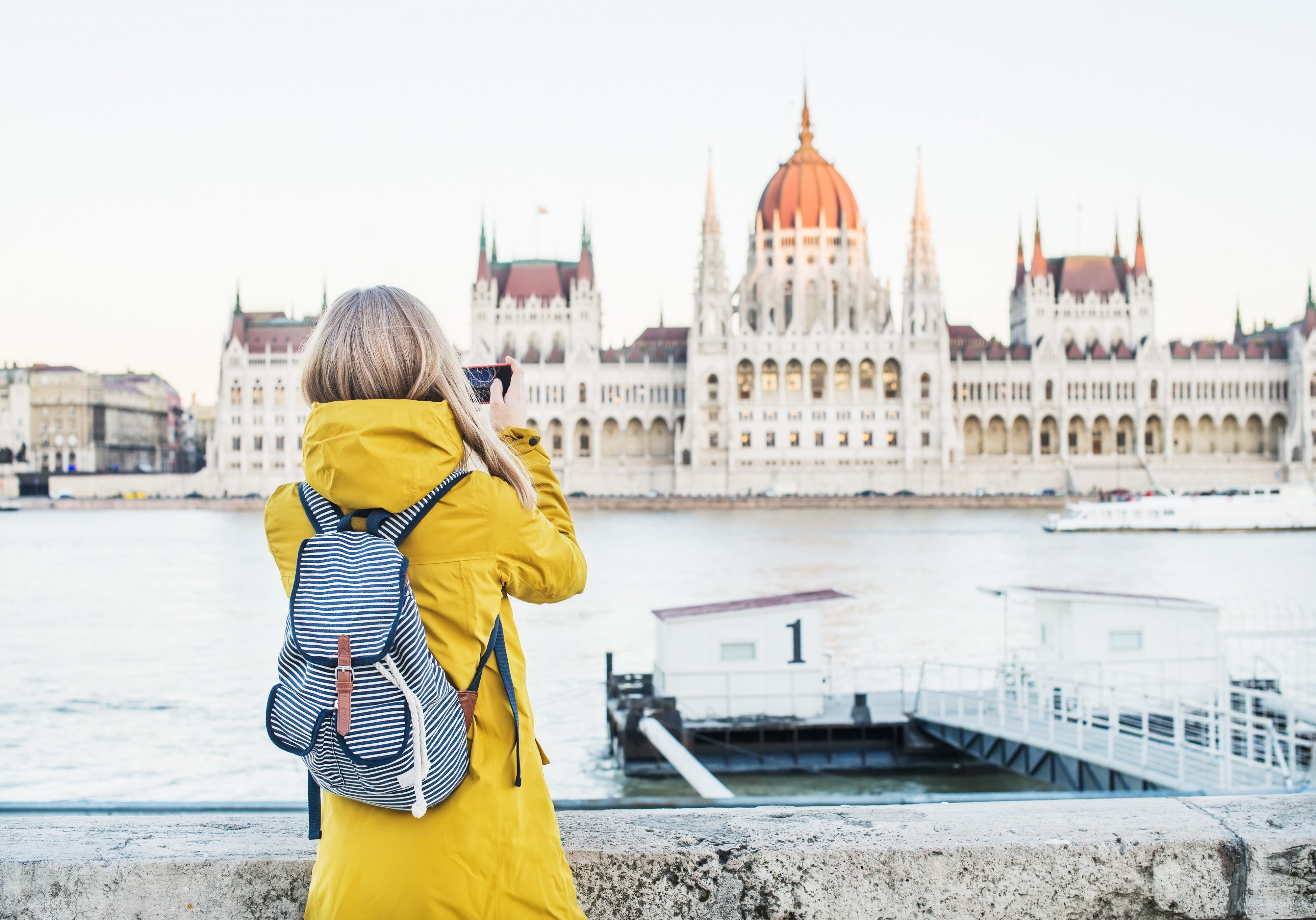 6 в будапеште текст. Будапешт туристы. Туристы в Европе. Венгрия для туристов. Женщина путешествует.